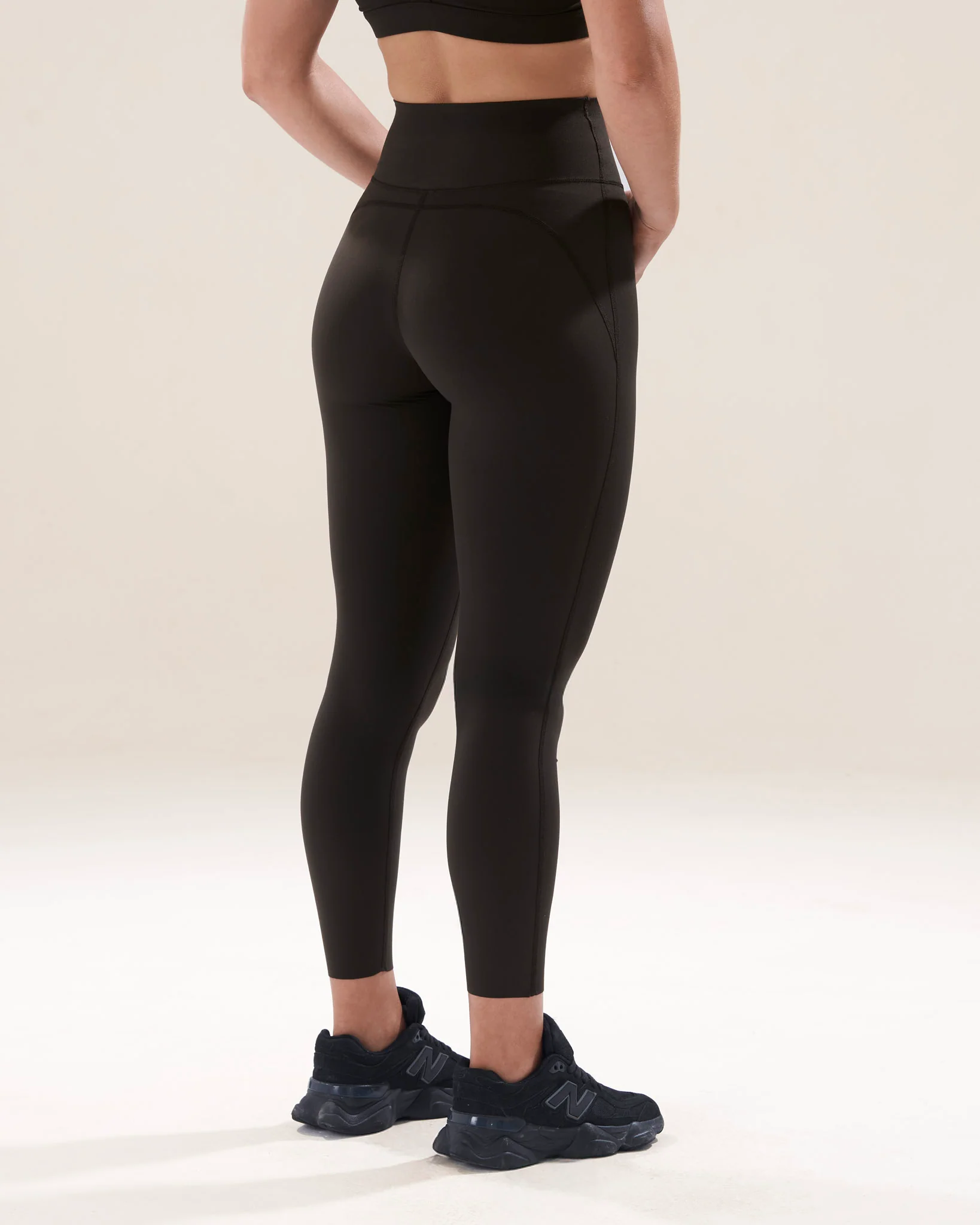 Contour Classic Leggings 2.0 in Black Sesame - Image 2