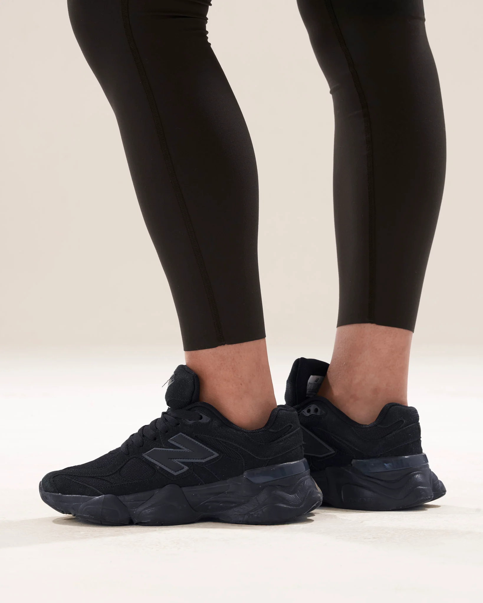 Contour Classic Leggings 2.0 in Black Sesame - Image 5